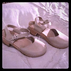 Adorable clogs! 💐